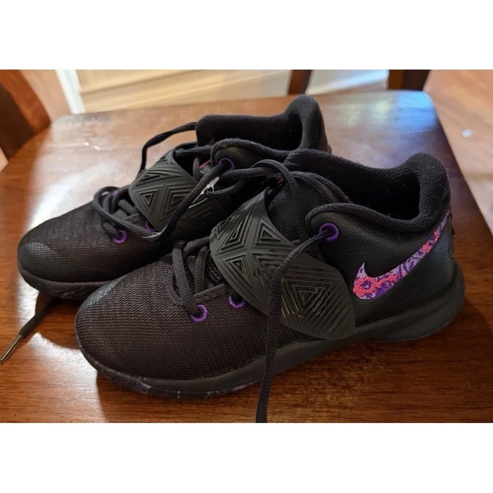Nike Kyrie‎ Flytrap Boys Basketball Sneakers Black Purple 1.5 Mid Top
